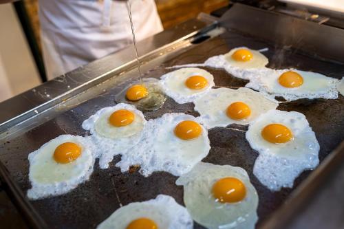 アパートホテルの敷地内または近くでの食事または食べ物