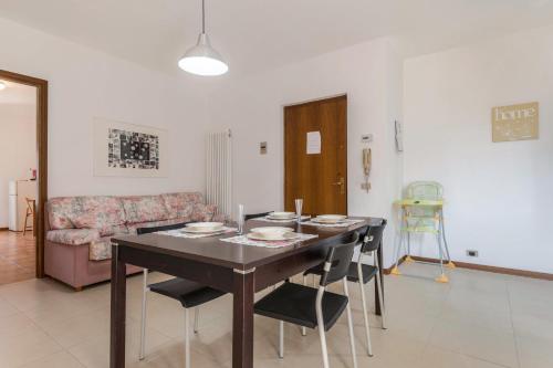 a living room with a table with chairs and a couch at Casa Vacanze Elma in Bussolengo