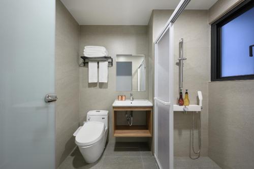 a bathroom with a toilet and a sink at 禾淞津別邸 Kashotsu Bettei in Taichung