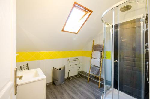 uma casa de banho com um chuveiro e um lavatório. em Kaz Combava em L'Étang-Salé