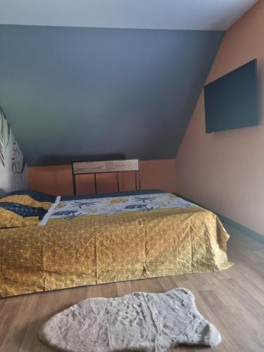 ein Schlafzimmer mit einem Bett in einem Zimmer in der Unterkunft Chambre oiseaux in Larchamp