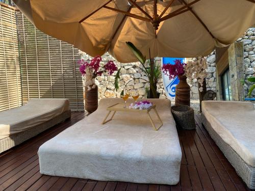 Zimmer mit 2 Betten, einem Tisch und einem Sonnenschirm in der Unterkunft Metavilla in Kemer