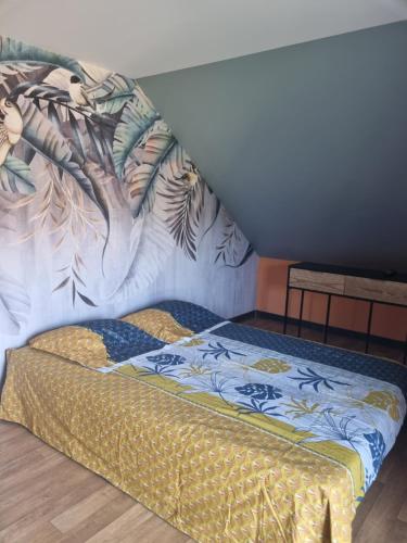 Bett in der Ecke eines Zimmers in der Unterkunft Chambre oiseaux in Larchamp