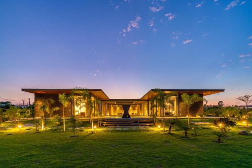 Un jardín fuera de StayVista's Anantam - exquisite 4BR with Huge Swimming Pool Villa in Delhi