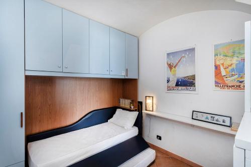 ein kleines Schlafzimmer mit einem Bett und Schränken in der Unterkunft Amazing Seaview in Santa Margherita by Wonderful Italy in Santa Margherita Ligure