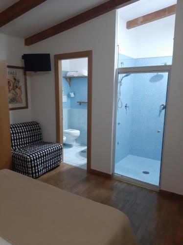 Pokój z łazienką z prysznicem i krzesłem w obiekcie Villa Mola Bed And Breakfast w mieście Corbara