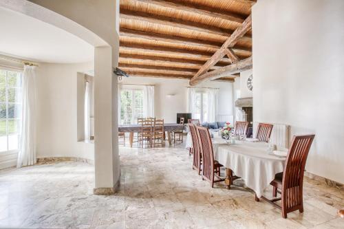 une grande salle à manger avec une table et des chaises dans l'établissement La Maison des Sources - A 20min du Puy du Fou, à Mortagne-sur-Sèvre