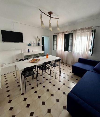 a living room with a table and a blue couch at Mouradia Moura in Moura