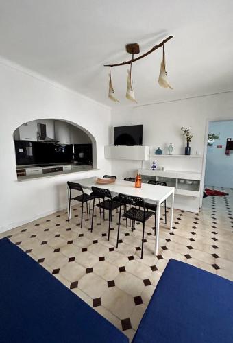 a living room with a white table and chairs at Mouradia Moura in Moura