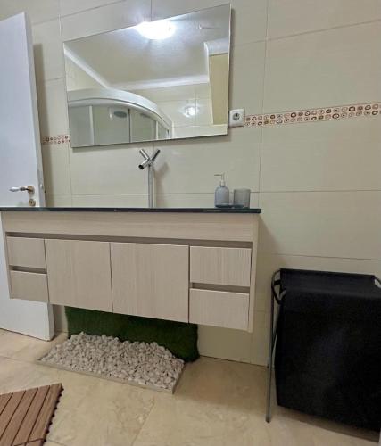 La salle de bains est pourvue d'un lavabo et d'un miroir. dans l'établissement Mouradia Moura, à Moura