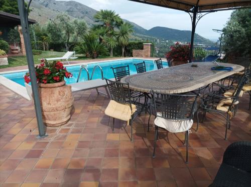 Nespecifikovaný výhled na hory nebo výhled na hory při pohledu z vily