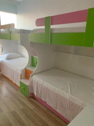 2 Etagenbetten in einem Zimmer mit Holzböden in der Unterkunft İSTANBUL, KOZA PARK in Bahcesehir
