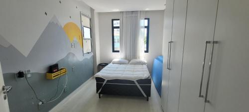 een kleine kamer met een klein bed erin bij Lindo apartamento na Atalaia pertinho da praia in Aracaju