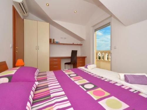 - une chambre violette et blanche avec un grand lit dans l'établissement Apartment Franka, à Kaštela