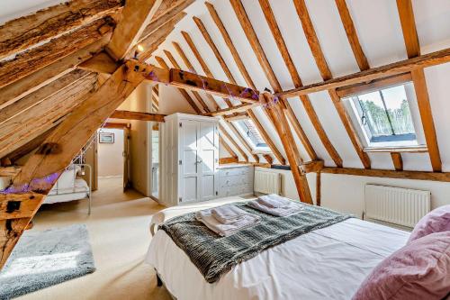 een slaapkamer met een bed op zolder bij Court Lodge Oast in Heathfield