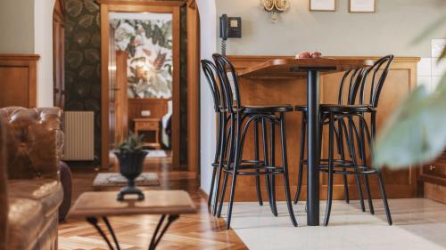 a group of black bar stools in a living room at Aparthotel Ansitz Felsenheim in Lermoos