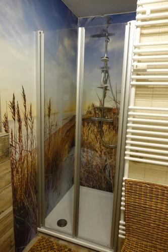 a shower stall with a view of a field at Grüne Düne Meerblick in Friedrichskoog-Spitz