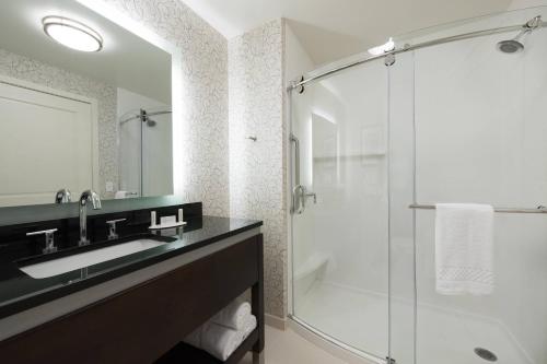 y baño con lavabo y ducha. en Residence Inn by Marriott Boston Needham en Needham