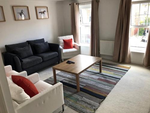 a living room with a couch and a coffee table at A 3 bedroom townhouse is located in the centre of Newbury in Newbury