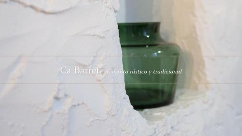 un jarrón verde sentado en la esquina de una pared en Casa de pueblo Ca Barret, a tan sólo dos kilómetros de Xàtiva, 
