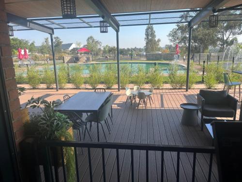 um deque com uma mesa e cadeiras e uma piscina em Greenlee Eco-Estate em Sandown