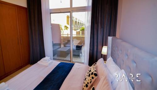 Postel nebo postele na pokoji v ubytování Rare Holiday Homes - Close to FIVE Hotel - Lavender Tower 2, Jumeirah Village Circle- RG012