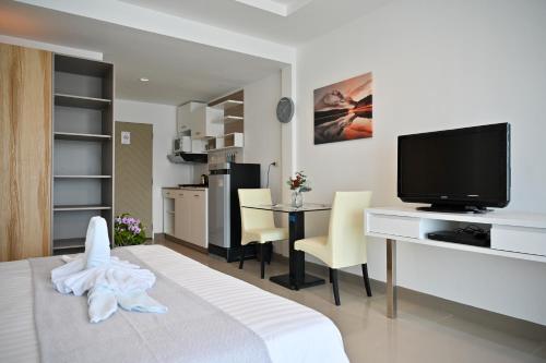 TV a/nebo společenská místnost v ubytování Sivana Place Phuket