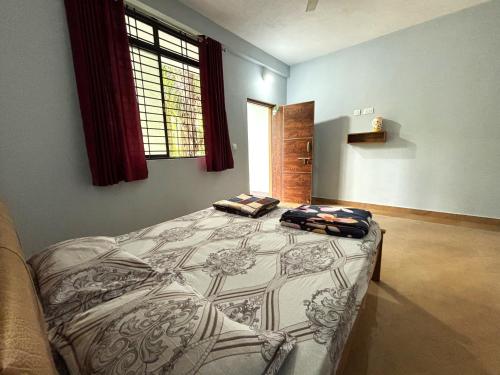 Postelja oz. postelje v sobi nastanitve STAYMAKER Sri Swarna Darvi Lodge