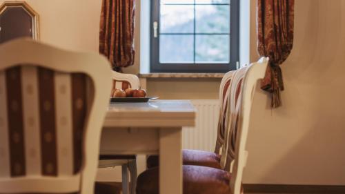 a dining room with a table and chairs and a window at Aparthotel Ansitz Felsenheim in Lermoos