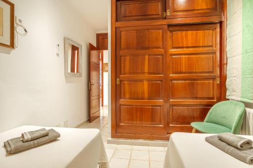 アルクーディアにあるApartamento CAN PERICAS Alcudiaのベッド2台と木製のドアが備わる客室です。