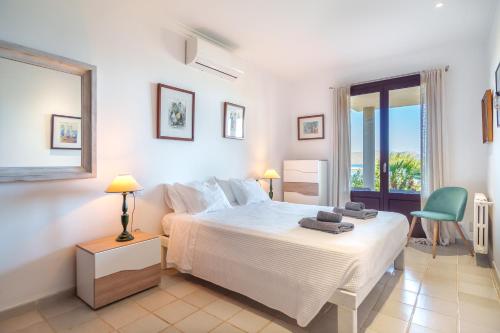 アルクーディアにあるApartamento CAN PERICAS Alcudiaの白いベッドルーム(ベッド1台、窓付)