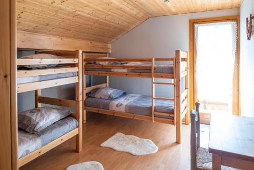 une chambre avec deux lits superposés dans une cabine dans l'établissement Chalet R'Mize, aux Gets