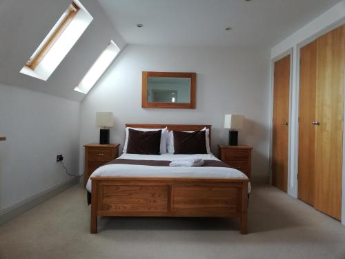 um quarto com uma cama e um espelho na parede em Pelican House is an exclusive contemporary development em Newbury