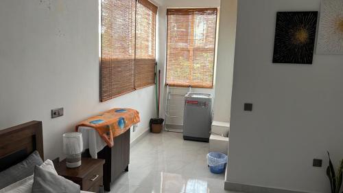 Zimmer mit einem Flur mit Fenster und Heizung in der Unterkunft Luxury 2BR Apartment in Ratmalana in Ratmalana South