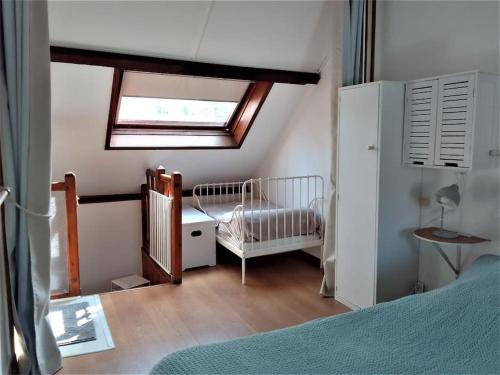 - une chambre avec 2 lits bébé et une fenêtre dans l'établissement Eiffeil Océan, à Étretat