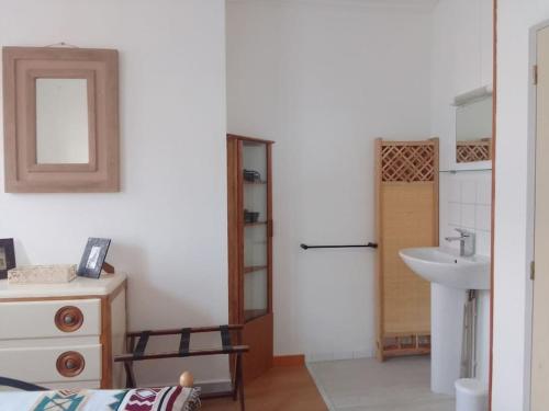 une salle de bain avec un lavabo et un miroir dans l'établissement Eiffeil Océan, à Étretat