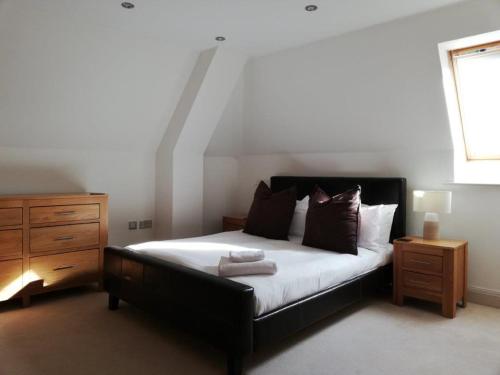 A bed or beds in a room at Pelican House is an exclusive contemporary development