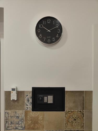a clock on a wall above a cash register at РUEВLO МAR, hotel-apartamento in Calpe