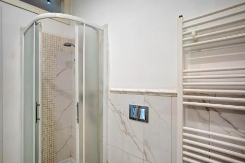 una ducha con puerta de cristal en un baño en Il lavatoio, borgo dei pescatori, en Cervo