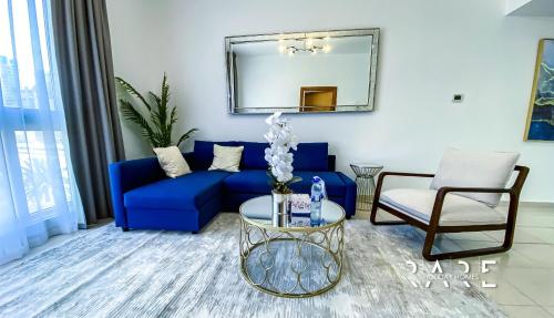 Зона вітальні в Rare Holiday Homes - Close to FIVE Hotel - City Skyline View - lavender 1 - R309 - Jumeirah Village Circle