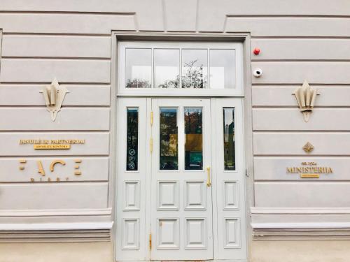 una puerta blanca en el lateral de un edificio en Loft in city center-Prime rentals en Kaunas