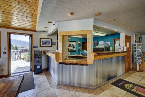 a bar in a restaurant with a view at Super 8 by Wyndham Gardiner/Yellowstone Park Area in Gardiner