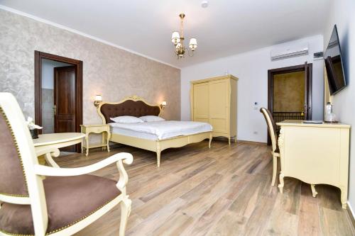 a bedroom with a bed and a table and chairs at Pensiunea WW in Focşani