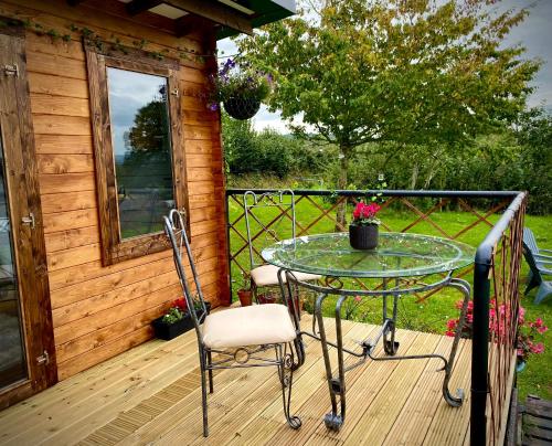 Balkón nebo terasa v ubytování Cherry Tree Glamping Lodge
