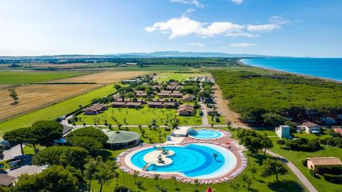 een luchtzicht op een resort met een zwembad en de oceaan bij Gitavillage California in Montalto di Castro