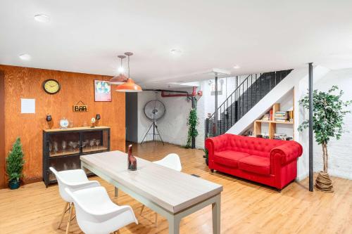 ニューヨークにあるBeHome by LuxUrbanのリビングルーム(赤いソファ、テーブル付)