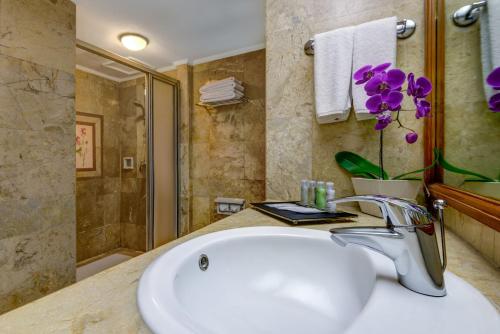Salle de bains dans l'établissement Prama Sanur Beach Bali