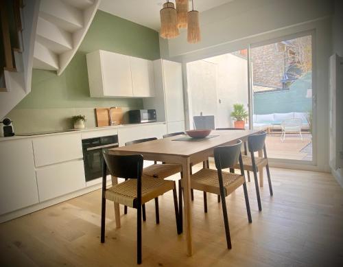 une cuisine avec une table et des chaises dans une pièce dans l'établissement Centre de Pornichet à 300m de la plage, à Pornichet