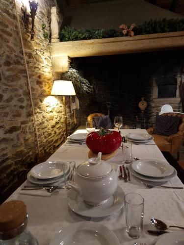 una mesa con un mantel blanco con una manzana. en Casa de Campo dos Távoras, en Mirandela