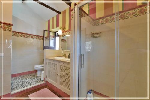 ein Bad mit einer Dusche, einem Waschbecken und einem WC in der Unterkunft Maison 5 chambres, avec piscine in Villanueva del Río y Minas